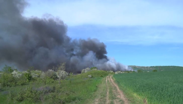 Над близките жилищни квартали се разнесе черен облак дим от горящите отпадъци