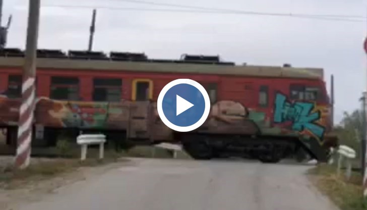 Автоматичният прелез е повреден, рампата не е пусната