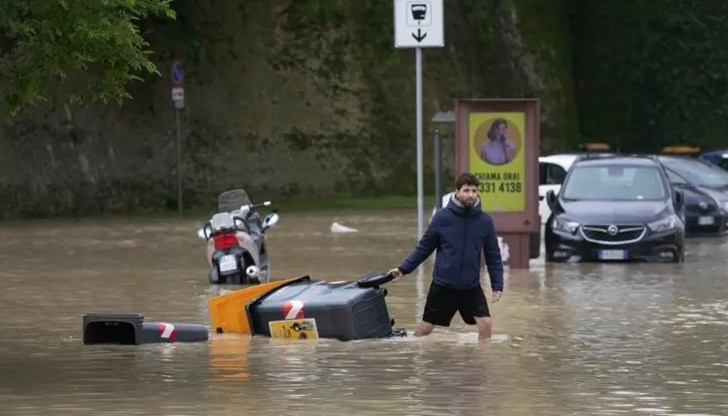 Най-малко девет души са загинали в опустошителни наводнения