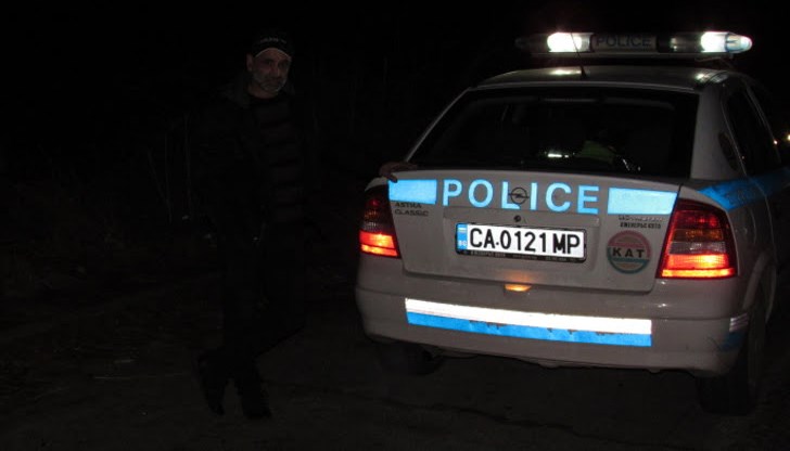 Възрастният мъж е с шест счупени ребра, две счупени подбедрици, счупена ръка и пукната глава Възрастният мъж е с шест счупени ребра, две счупени подбедрици, счупена ръка и пукната глава