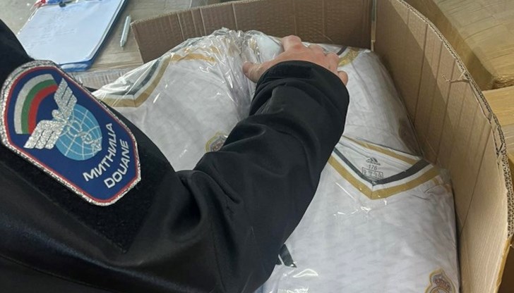 Стоките са иззети поради съмнения, че са нарушени права върху интелектуалната собственост