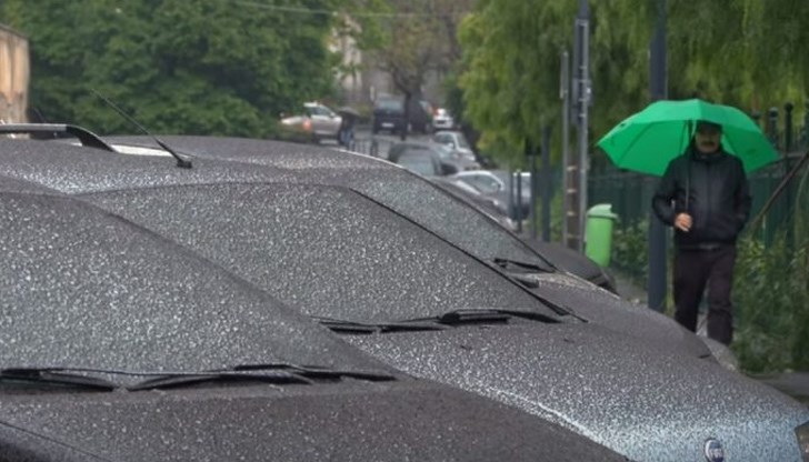 В Катания улиците, парковете и летището буквално почерняха В Катания улиците, парковете и летището буквално почерняха