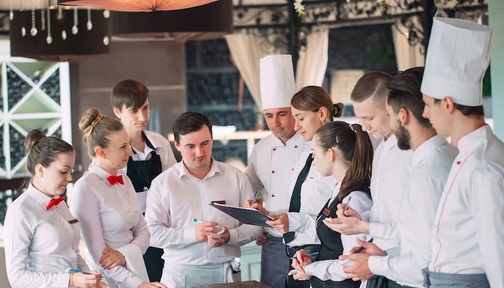 Наемат ги основно като сервитьори и бармани