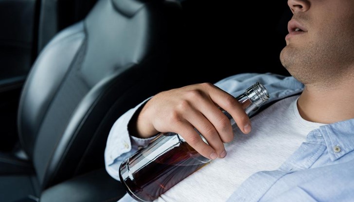 38-годишният мъж е заспал в колата си по средата на пътя 38-годишният мъж е заспал в колата си по средата на пътя