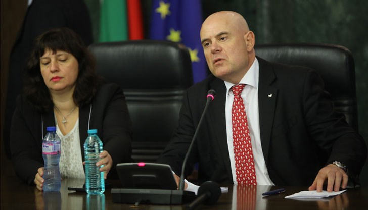 В случай, че не го направи, утре ще внеса искане за отстраняването му във Висшия съдебен съвет, заяви главният прокурор В случай, че не го направи, утре ще внеса искане за отстраняването му във Висшия съдебен съвет, заяви главният прокурор