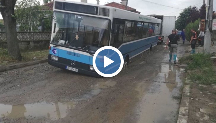 Трета година хората живеят сред кал и разкопани улици, които са непроходими