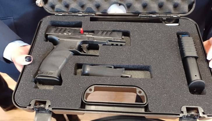 За нуждите на министерството бе изготвена и реализирана поръчка за 1100 пистолета „Валтер“