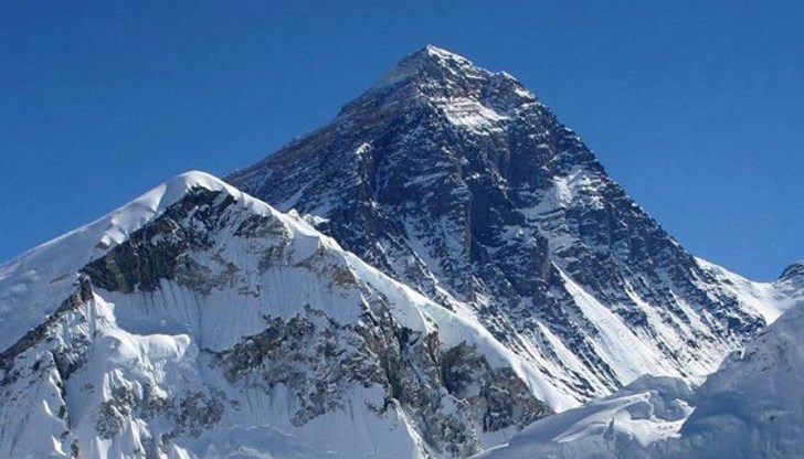 46-годишният мъж сега се спуска обратно от най-високия връх в света