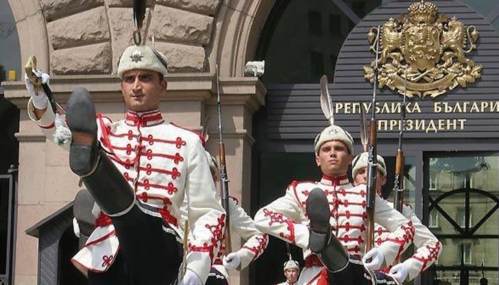 За първи път тържествената смяна на караула е извършена на 5 ноември 2003 г.