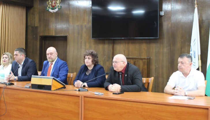 Отличията бяха връчени от областния управител на Русе Анатоли Станев и началника на РУО - Русе д-р Росица Георгиева