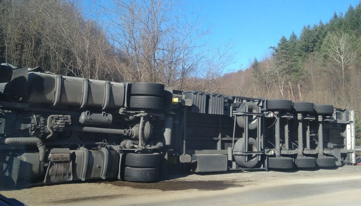 На мястото на инцидента има полицаи, които следят за правилното протичане на трафика На мястото на инцидента има полицаи, които следят за правилното протичане на трафика