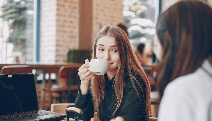Специалисти по дентална медицина споделят, че за съжаление бавното пиене на кафе, т.е. в продължение на няколко часа, не е добре за вашите зъби
