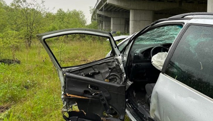 Колата е разкъсала мантинелата и е паднала долу