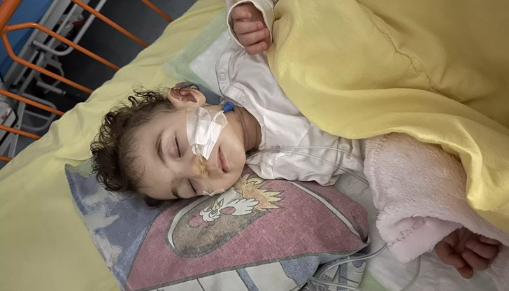 Момиченцето има нужда от специален апарат преди трансплантация на сърце Момиченцето има нужда от специален апарат преди трансплантация на сърце