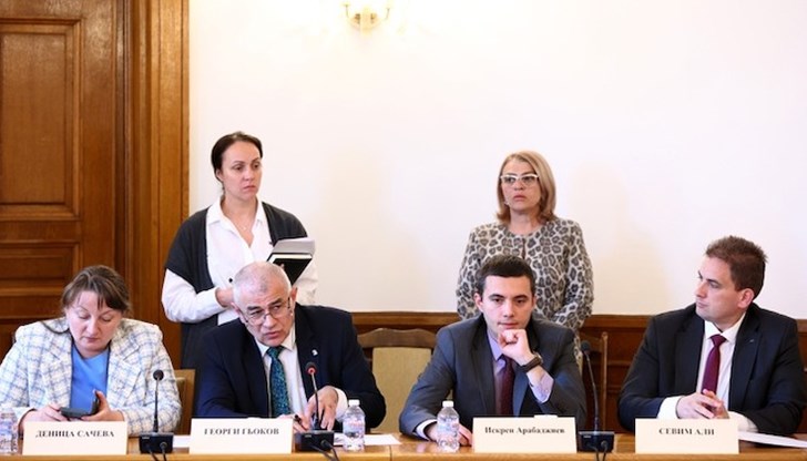 Стари законопроекти излизат на дневен ред, въпреки че бюджетът е на ръба и хазната едва успява да покрие месечната сметка за пенсиите