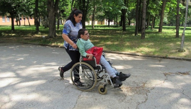 Младият мъж, който учи в Русенския университет, е с диагноза детска церебрална парализа