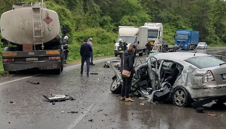 Лек автомобил "Шкода" с русенска регистрация удари камион по пътя Русе - Бяла