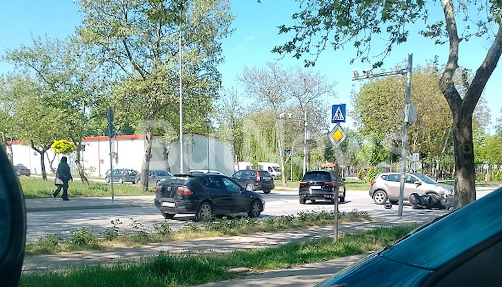 На мястото на инцидента са пристигнали полицейски екип и линейка На мястото на инцидента са пристигнали полицейски екип и линейка