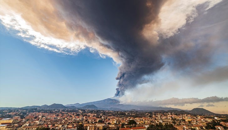 Тежкият облак около върха на вулкана не позволява да се видят изригванията Тежкият облак около върха на вулкана не позволява да се видят изригванията