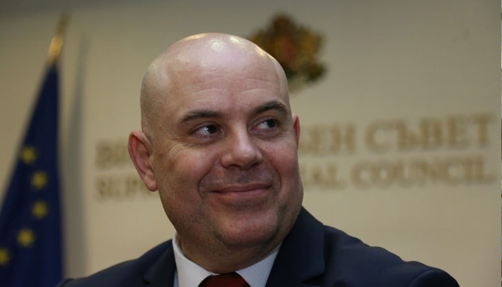 Това означава, че Пеевски е задействал своите марионетки в прокуратурата и проверката срещу Гешев е с цел да бъде изпран и спасен, посочиха от Гражданското движение Това означава, че Пеевски е задействал своите марионетки в прокуратурата и проверката срещу Гешев е с цел да бъде изпран и спасен, посочиха от Гражданското движение