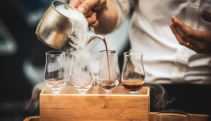 Една от позициите, която ще заемат е тази на барманите заради намаляващия интерес на българите към професията Една от позициите, която ще заемат е тази на барманите заради намаляващия интерес на българите към професията