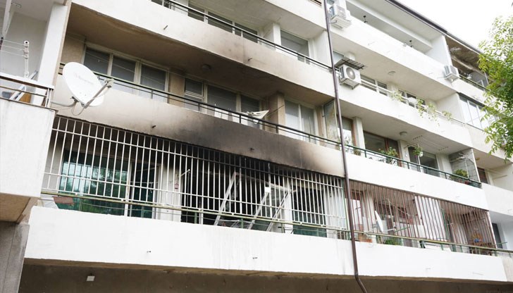 Огнеборците все още се борят с пламъците в апартамент