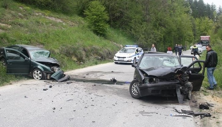 Трима души са пострадали при катастрофа между два автомобила на пътя Смолян - Смилян
