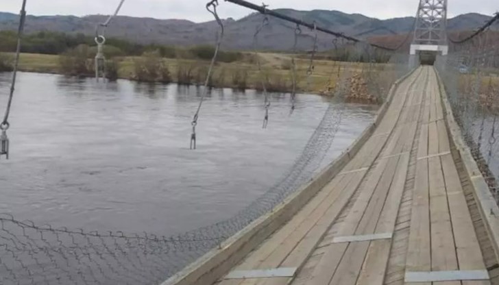 В резултат мостът е изкривен и е неизползваем В резултат мостът е изкривен и е неизползваем