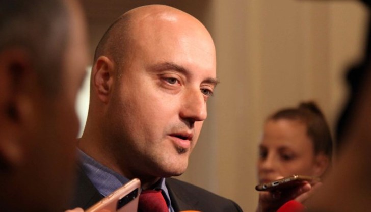 Необяснимо е как бранителите на главния прокурор за няколко часа постигнаха споразумение за неговото отстраняване, изтъкна депутатът от ПП- ДБ Необяснимо е как бранителите на главния прокурор за няколко часа постигнаха споразумение за неговото отстраняване, изтъкна депутатът от ПП- ДБ