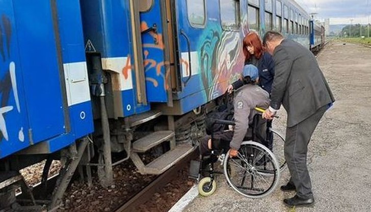 Началник влака и кондукторката помогнаха на човек в неравностойно положение да слезе от влака