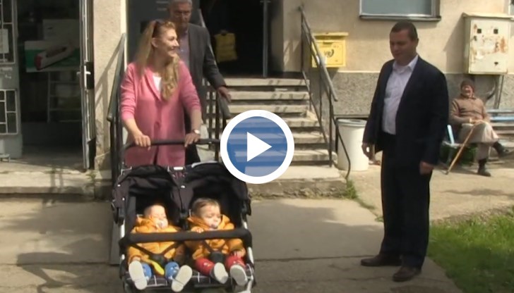 Първите деца, които ще опитат от храната, бяха близнаците на Миглена Костова