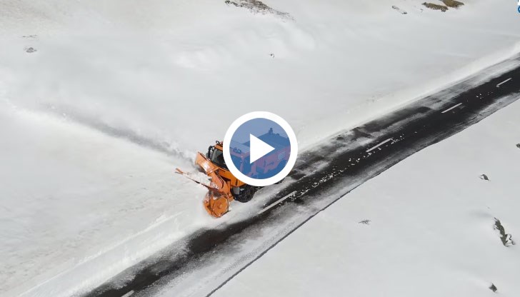 Особено студеното време затруднява работата на снегорините