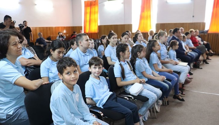 Младежите рецитираха на румънски език някои от неговите най-запомнящи се произведения Младежите рецитираха на румънски език някои от неговите най-запомнящи се произведения