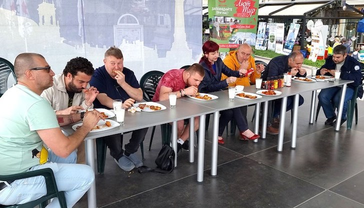 Седем мъже и една жена се включиха в надпреварата Седем мъже и една жена се включиха в надпреварата