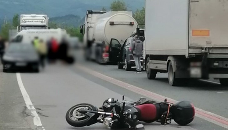 Моторист е паднал на пътното платно и се е блъснал в товарен автомобил / Снимката е илюстративна