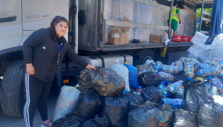 За благотворителната кауза бяха предадени около 150 кг капачки и 10 чувала с кенчета