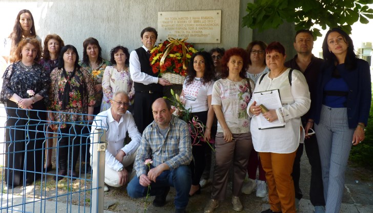 Учители от ПГДВА „Йосиф Вондрак“ поднесоха цветя пред Паметната плоча, която бележи великото дело на Стоян Михайловски