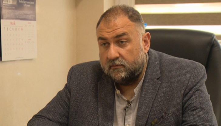 Той твърди, че е бил заслепен от насрещно движещите се автомобили и не видял пресичащата