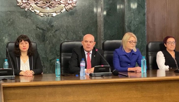 Изглежда Борисов се е разбрал само с Доган, но не и с Пеевски, за махането на Гешев Изглежда Борисов се е разбрал само с Доган, но не и с Пеевски, за махането на Гешев