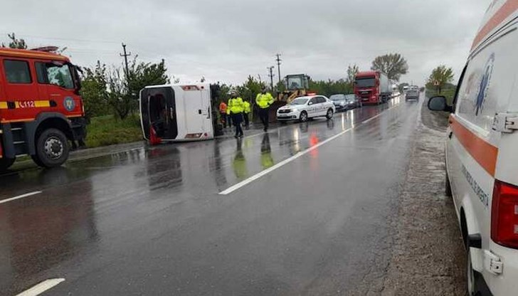 Автобус с 32 души се преобърна, шофьорът е тежко ранен Автобус с 32 души се преобърна, шофьорът е тежко ранен