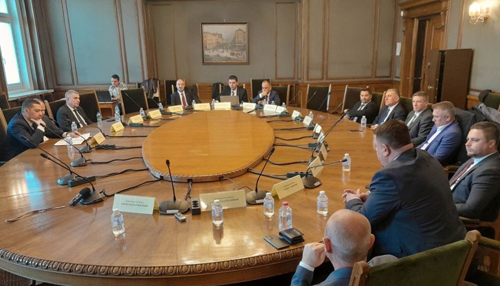 За първи път членовете на комисията ще изслушат служебния отбранителен министър Димитър Стоянов