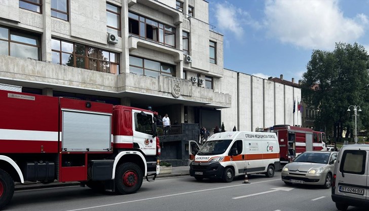 Пострадали са двама служители на "Енерго про", които са вдишали дим Пострадали са двама служители на "Енерго про", които са вдишали дим