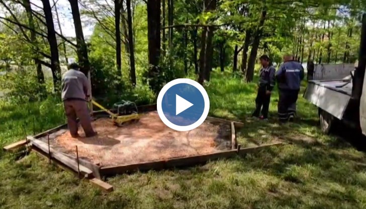 На терена се изграждат основите на две беседки, където ще могат да се разпъват палатки и да се поставят каравани