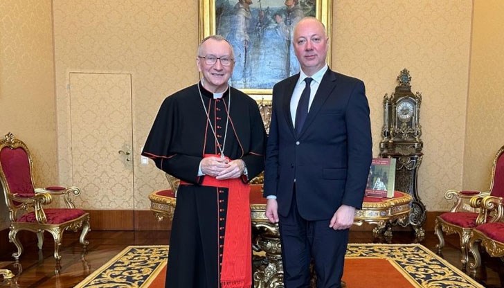 Председателят на парламента​ подари на кардинал Пиетро Паролин албум „История на Българската православна църква“