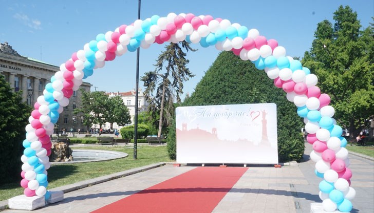 „Небе“ с разноцветни топки и пеперуди е монтирано на главната улица в града