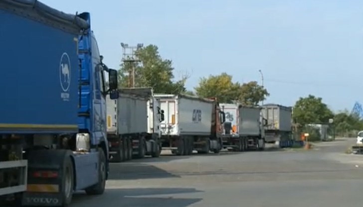 Трафикът е интензивен на изход за товарни автомобили