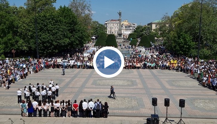 Участниците се събраха на централния площад, където изпяха заедно химна "Върви, народе възродени"