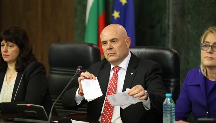 Главният прокурор Иван Гешев е получил писмо, в което е заплашен да си подаде оставката