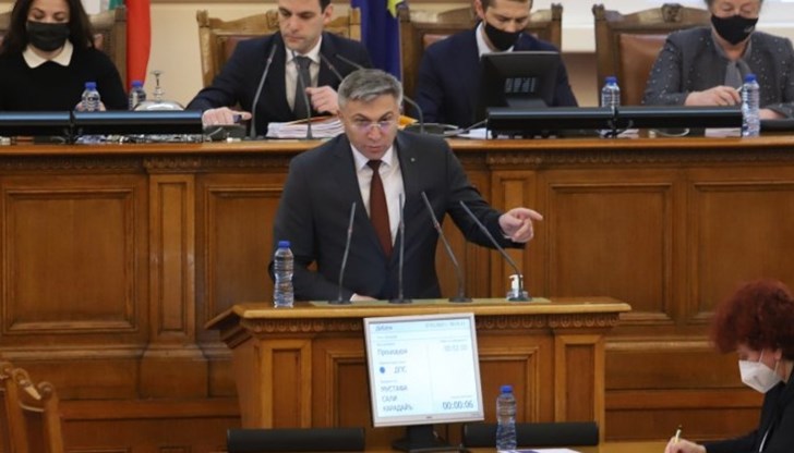 Наблюдаваме пълзящ фашизъм за налагане на умнокрасивитета, обяви Мустафа Карадайъ