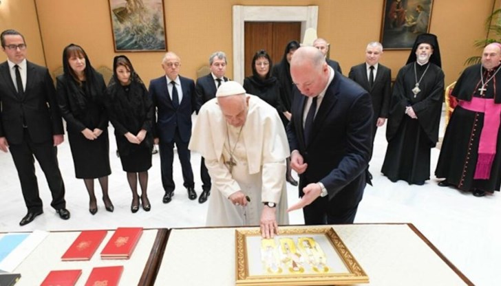 Поздравявам ви, че сте заедно, въпреки различията, отвърна Светият отец